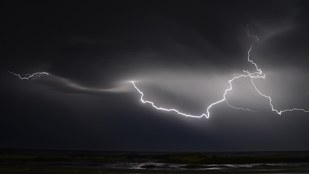 thunderbolt, lightning, weather-1905603.jpg